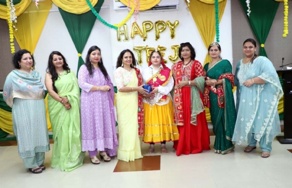 महिला छात्रावास में तीज उत्सव पर विजेताओं को सम्मानित करती मुख्यातिथि डॉ.वंदना बिश्नोई।
