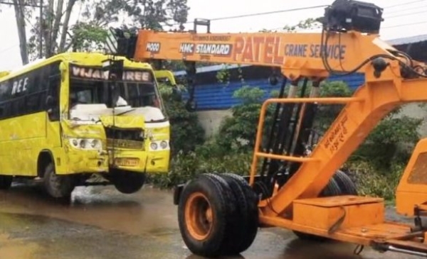 बस और ट्रक में भिड़ंत, 35 घायल