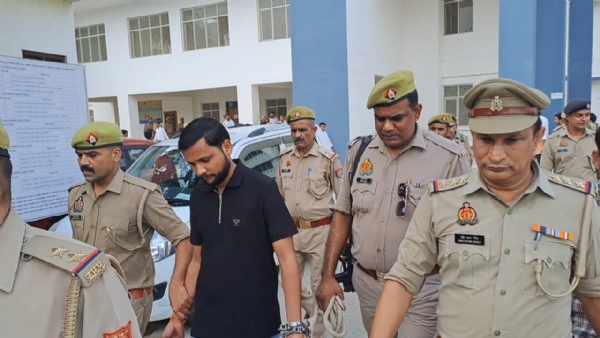 आरोपित को ले जाती पुलिस