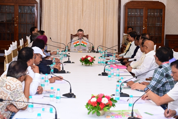 राज्यपाल बैठक करते हुए