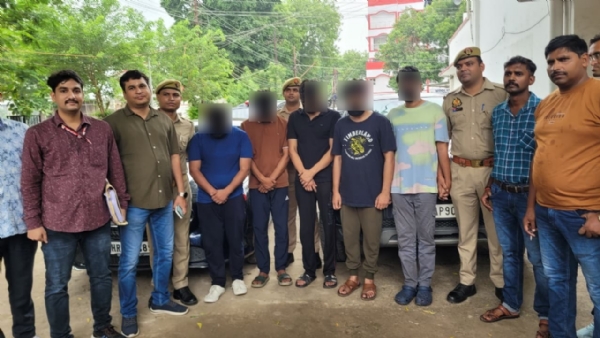 प्रयागराज में पकड़े पांच अन्तर्राज्यीय साइबर ठगों का छाया चित्र