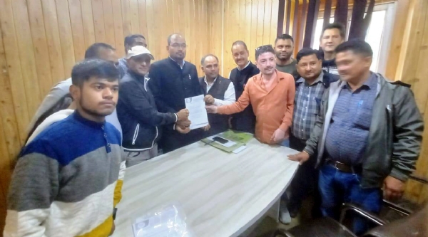 अधिशासी अधिकारी को ज्ञापन सोंपते भाजपा कार्यकर्ता।