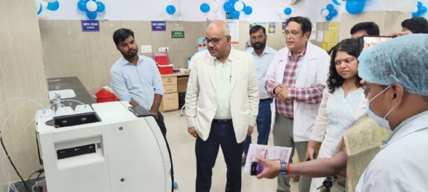 जिलाधिकारी लैब का जाएज़ा लेते हुए