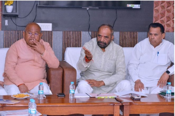 पिछड़ा वर्ग आयोग की बैठक करते हंसराज गंगाराम अहीर