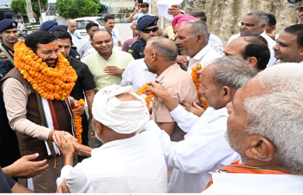हरियाणा के मुख्यमंत्री नायब सैनी पिहाेवा में ग्रामीणाें से मिलते हुए