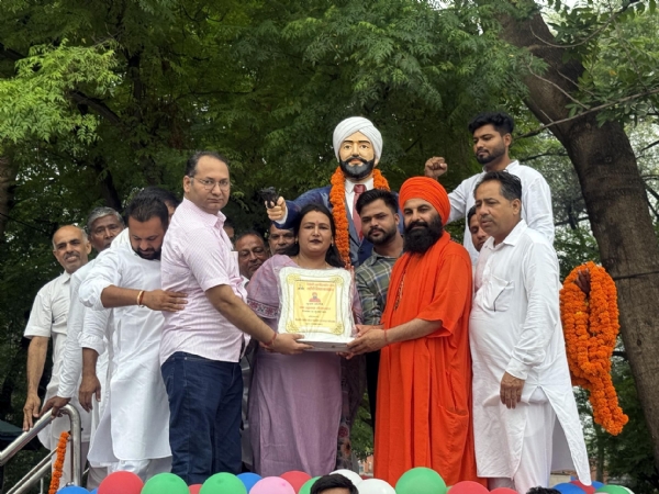 भूना में शहीद ऊधम सिंह की प्रतिमा का अनावरण के बाद जनप्रतिनिधियों को सम्मानित करते बाबा ब्रह्मदास महाराज।