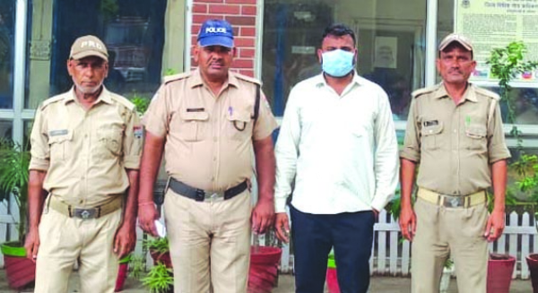पुलिस गिरफ्त में आरोपित