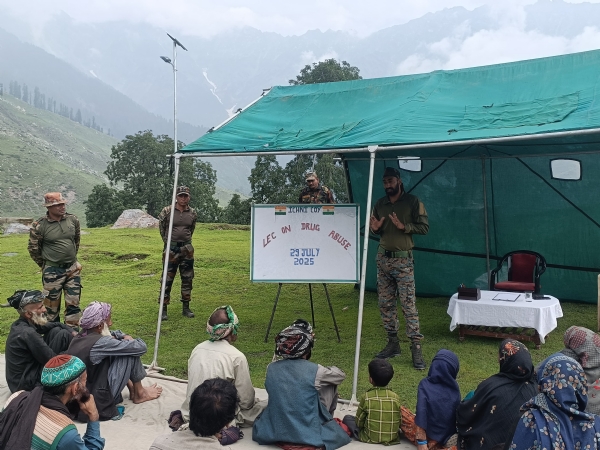 जागरकता वयाखयान में भाग लेते लाेग्