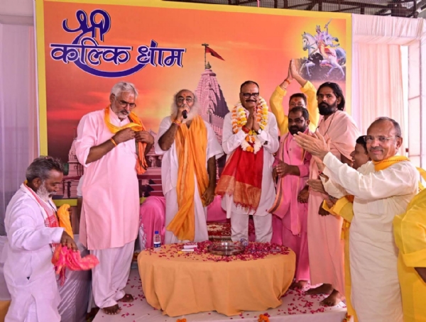संभल के एंचोड़ा स्थित कल्कि धाम के गर्भगृह में शिला दान व पूजा-अर्चना कार्यक्रम के दौरान संबोधित करते आचार्य प्रमोद कृष्णम व साथ में उपमुख्यमंत्री बृजेश पाठक ।