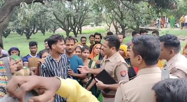 घटना के बाद हंगामा करते परिवार को समझाते पुलिस अफसर