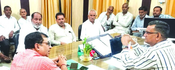 विद्युत अधिकारियों से वार्ता करते हुए