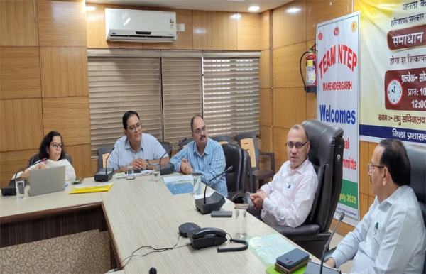 टीबी मुक्त अभियान को लेकर बैठक लेते डीसी डॉ विवेक भारती।