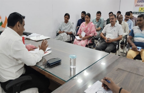स्वतंत्रता दिवस समारोह के संबंध में बैठक लेते एसडीएम उदय सिंह।