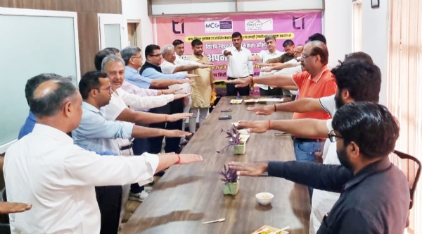 सेक्टर-37 में प्रोग्रेसिव फेडरेशन ऑफ ट्रेड एंड इंडस्ट्रीज के साथ कार्यक्रम में स्वच्छता की शपथ दिलाते संयुक्त आयुक्त डा. नरेश कुमार।
