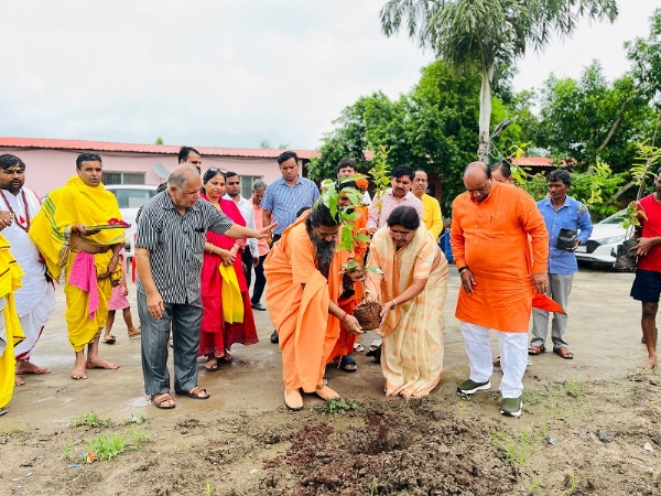श्री अग्नि अखाड़ा परिसर में पौध रोपण