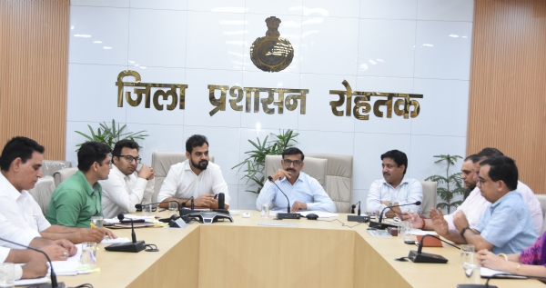 खेल महाकुंभ को लेकर अधिकारियों की बैठक लेते डीसी धमेंद्र सिंह।