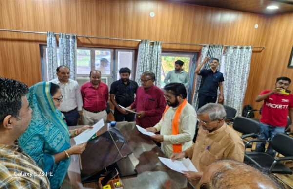 मनोनीत पार्षदों को शपथ दिलाती नगर परिषद चेयरपर्सन कमलेश सैनी।