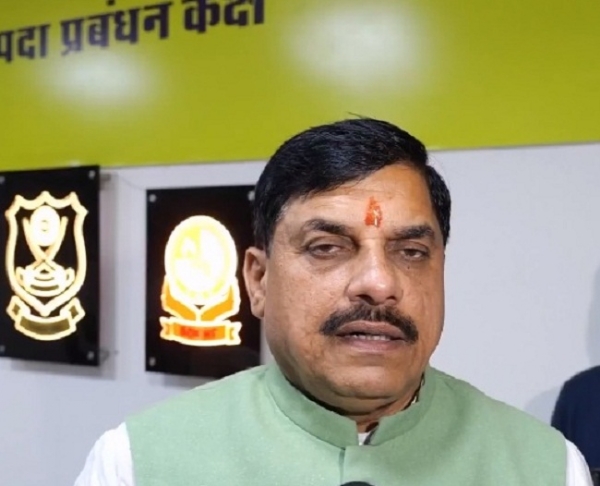 मीडिया से बात करते हुए मुख्यमंत्री
