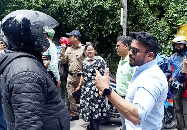 बुधवार को नगर में दोपहिया बाइक टैक्सियों के विरुद्ध अभियान चलाते प्रशासनिक अधिकारी।