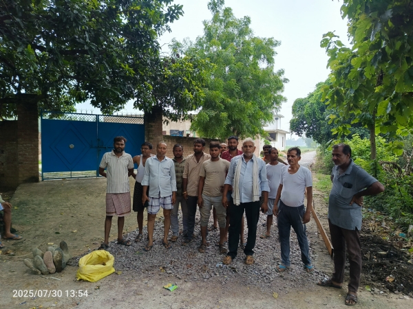 विरोध करते ग्रामीण