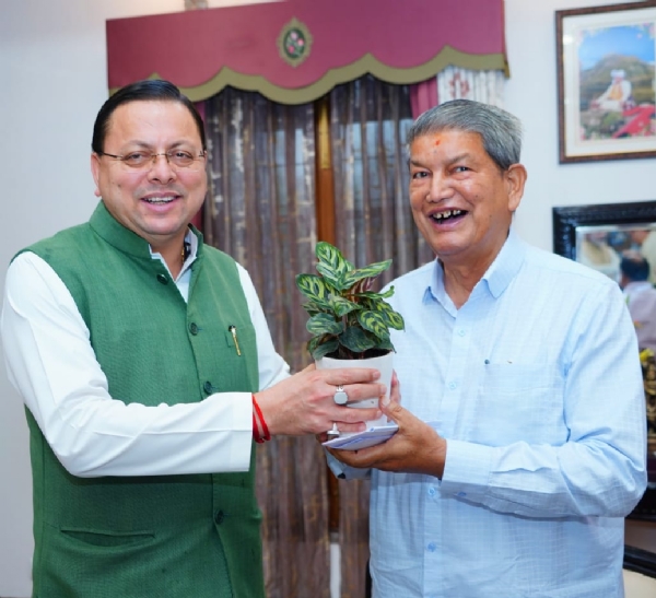 पूर्व मुख्यमंत्री व कांग्रेस नेता हरीश रावत मुख्यमंत्री पुष्कर सिंह धामी से मुख्यमंत्री आवास में शिष्टाचार भेंट करते।