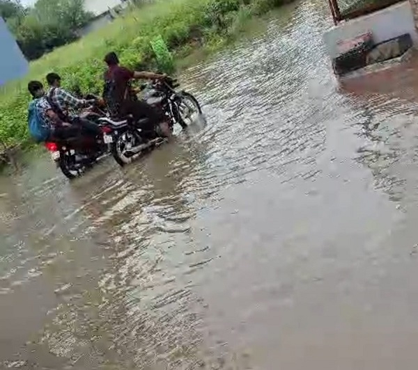सांई आर्या कालोनी में घुटने भर पानी