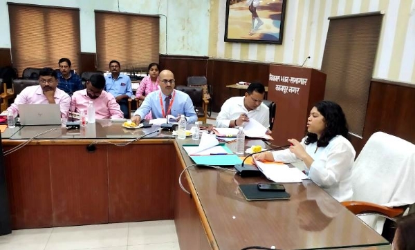 कानपुर में बैंकों के जिला समन्वयकों के साथ बैठक करती मुख्य विकास अधिकारी दीक्षा जैन का छायाचित्र