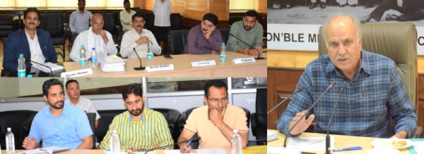 समिति की बैठक में भाग लेते हुए सदसयगण्््