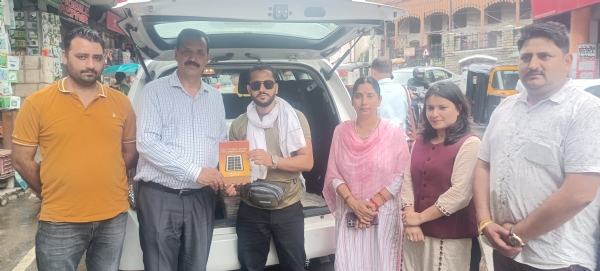 भाजपा जिलाध्यक्ष निहाल चंद शर्मा को 30 सोलर पैनल सराज आपदा प्रभावितों को सौंपते हुए।