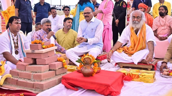 संभल के एंचोड़ा कल्कि धाम पहुंचे उपमुख्यमंत्री बृजेश पाठक गर्भगृह में शिला दान व पूजा-अर्चना करते हुए।