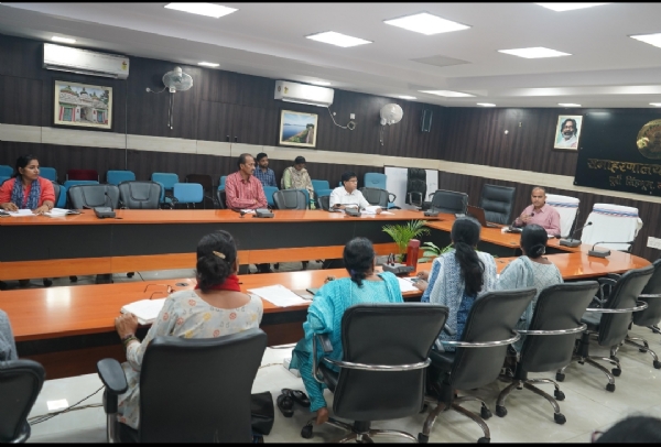 समाज कल्याण योजनाओं की धीमी प्रगति पर उपायुक्त ने जताई नाराज़गी, दिए सख्त निर्देश