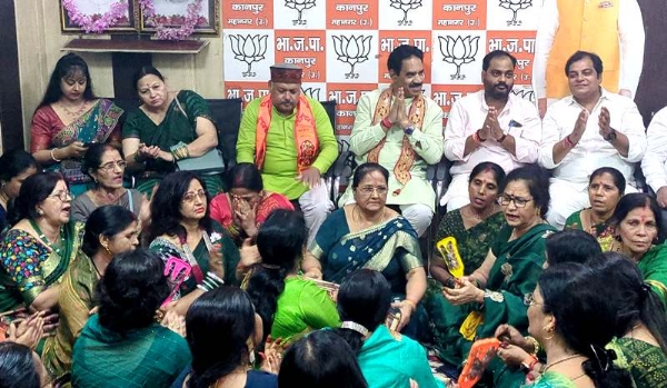 कानपुर में महिला मोर्चा की महिलाओं ने हरियाली तीज के उत्सव पर भाजपा कार्यालय में ढोलक मजीरे की थाप पर लोकगीत गाकर मनाया उत्सव का छायाचित्र