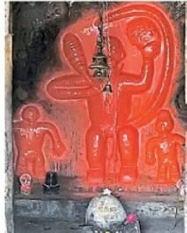 गुफा में  स्थापित हनुमान जी की प्रतिमा