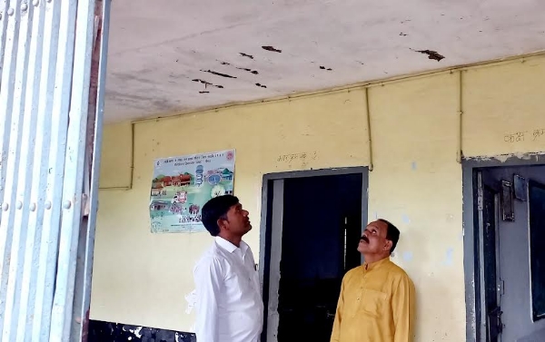 बही माध्यमिक विद्यालय भवन की छत हुई जर्जर, गिर रहा है प्लास्टर