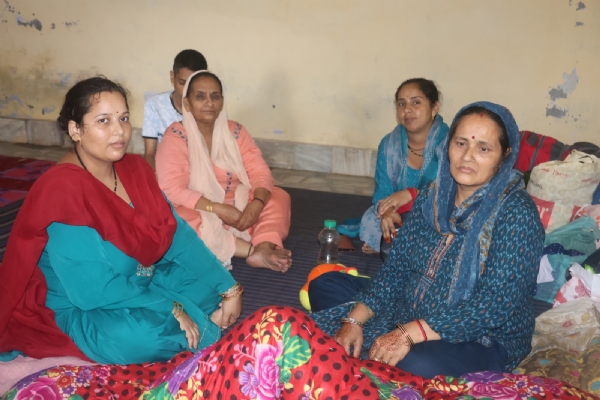 राहत शिविर में मौजूद आपदा प्रभावित