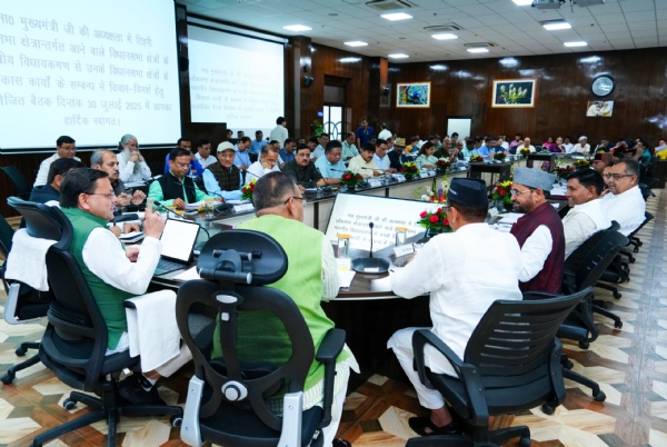 टिहरी लोकसभा क्षेत्र के अंतर्गत आने वाली विधानसभाओं की मुख्यमंत्री घोषणाओं और अन्य कार्यों की समीक्षा करते मुख्यमंत्री धामी