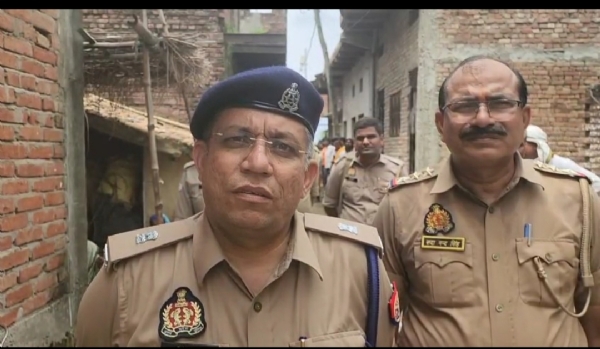 घटनास्थल पर मौजूद अपर पुलिस अधीक्षक नगर रितेश सिंह व अन्य।