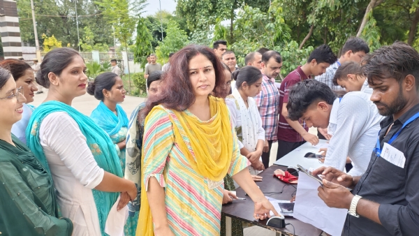 परीक्षार्थी की बायोमेट्रिक से जांच करते हुए।