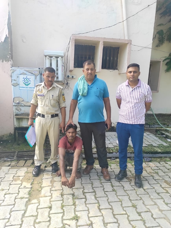 गिरफ्तार आरोपी पुलिस टीम के साथ।