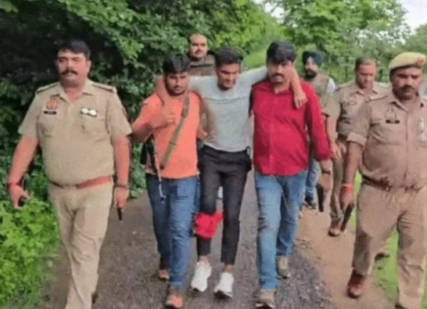 घायल बदमाश को उपचार के लिए ले जाती पुलिस