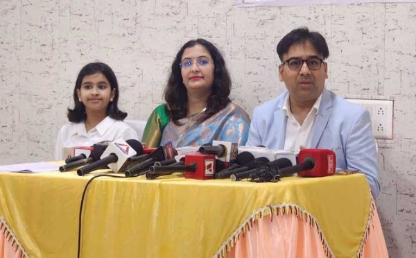 टीवी न्यूज़ प्रोड्यूसर आकाश और उनकी धर्मपत्नी सीमा