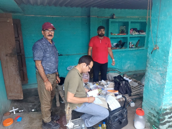छापेमार कार्यवाही करती टीम