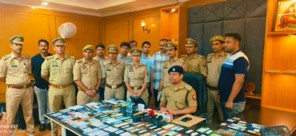 स्वामियों को मोबाइल फोन लौटाते पुलिस अधिकारी
