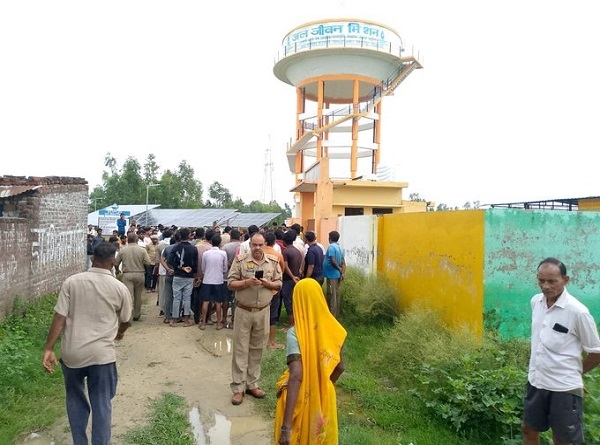घटनास्थल पर लगी भीड़ जांच करती पुलिस