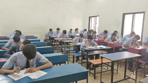 शालाओं में वीकली टेस्ट देते हुए स्‍कूली बच्‍चे