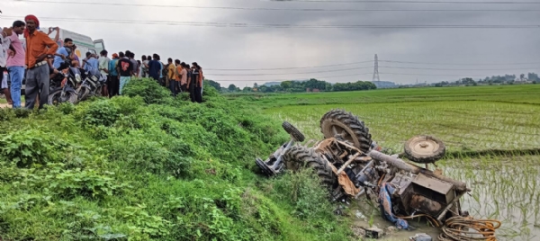 कंचनपुर गांव के समीप खेत में पलटा अनियंत्रित ट्रैक्टर।