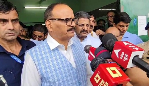 आढ़ती चेतन सैनी द्वारा आत्महत्या करने के बाद पोस्टमार्टम हाउस पहुंचे उपमुख्यमंत्री बृजेश पाठक पत्रकारों से वार्ता करते हुए।