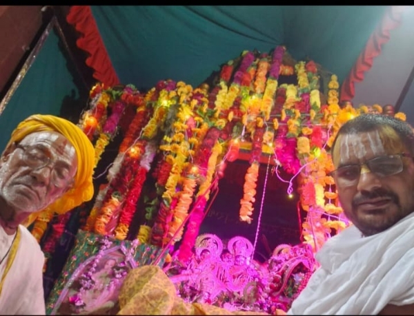 झूलन में आज सज-धज के युगल सरकार बैठे हैं...