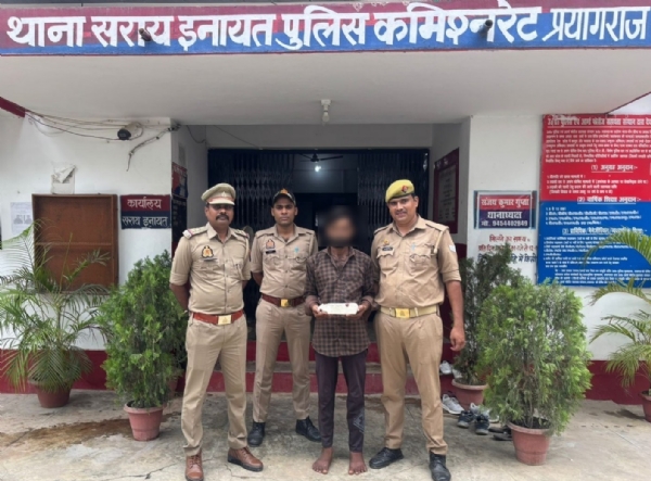 प्रयागराज के सरायइनायत थाने में गिरफ्तार हत्यारोपित का छाया चित्र