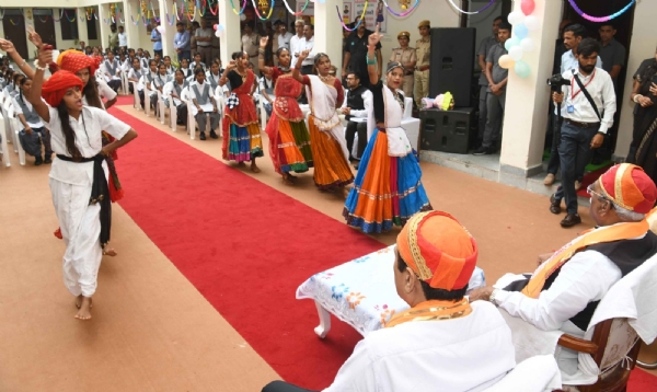 राज्यपाल की कोटड़ा यात्रा: शिक्षा, पोषण और स्वावलंबन के संदेश के साथ जनसंवाद